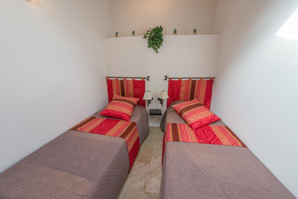 Hotel La Treille Et L'Impasse Ansouis Habitación foto